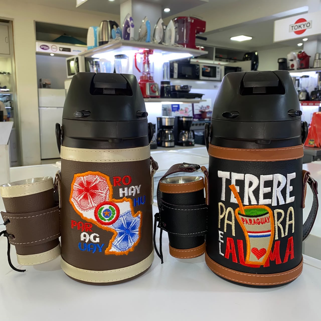 Termo Forrado en Cuerina C/Bordado 1,3lts
